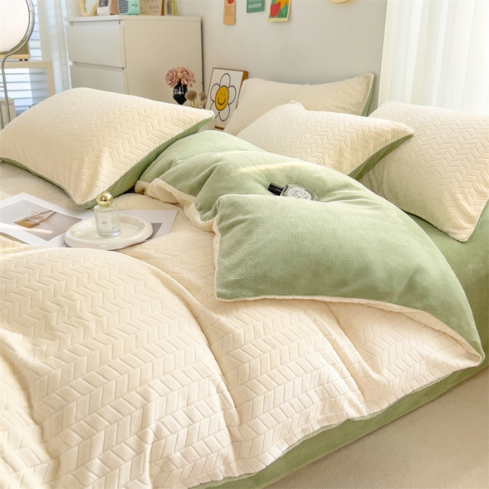 91家纺网 家纺一手货源 找家纺 全季家居 2023新款小清新A类高克重加厚印花牛奶绒被套单件 米白+果绿