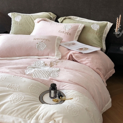 91家纺网 家纺一手货源 找家纺 （总）2023款烂花牛奶绒贴布绣四件套高克重保暖套件