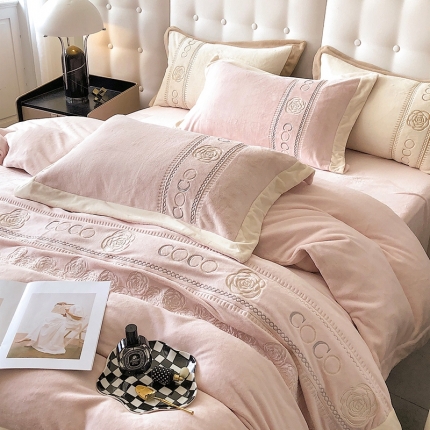 91家纺网 家纺一手货源 找家纺 （总）2023款烂花牛奶绒贴布绣四件套高克重保暖套件