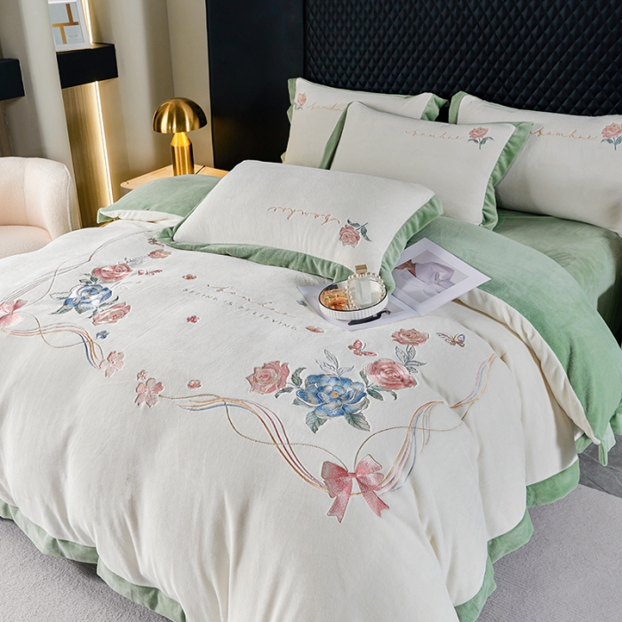 91家纺网 家纺一手货源 找家纺 凯艾玲 新款230克全消光A类牛奶绒四件套绣花系列