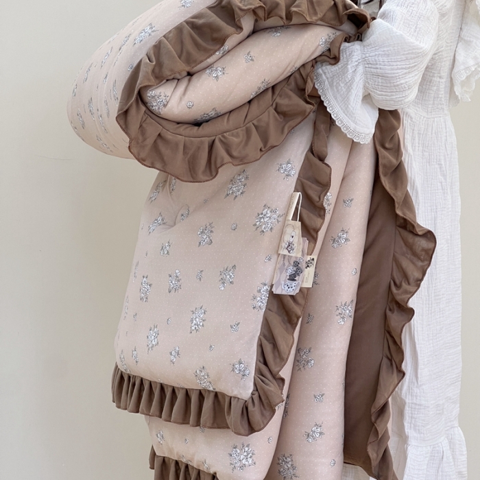 91家纺网 家纺一手货源 找家纺 安莱生活 2023秋冬新品有氧双层纱法式一体蚕丝被抗菌被 缪斯花园