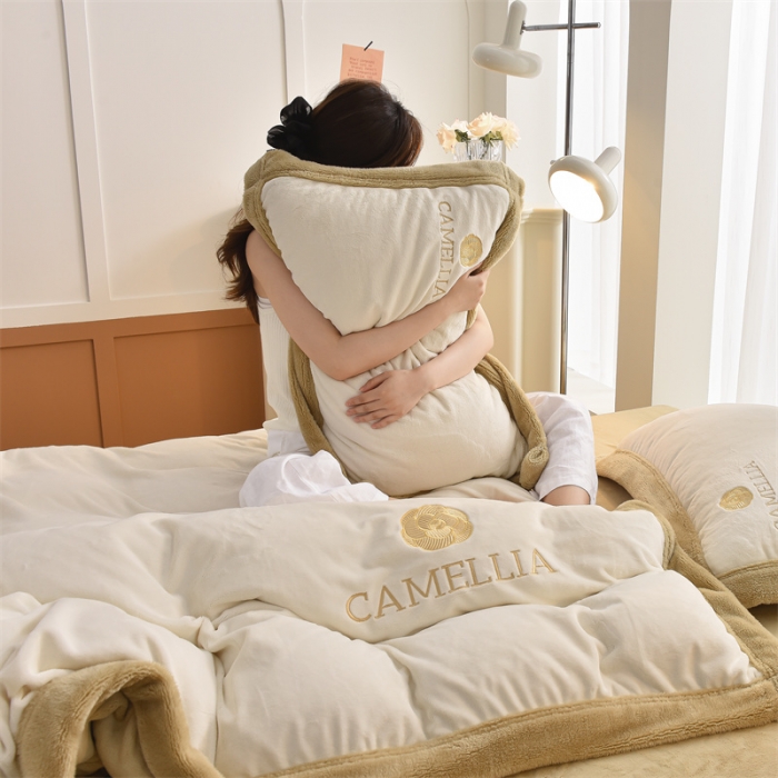 91家纺网 家纺一手货源 找家纺 笙意 新款加厚牛奶绒刺绣四件套-贝琳达系列 贝琳达-奶白+奶茶