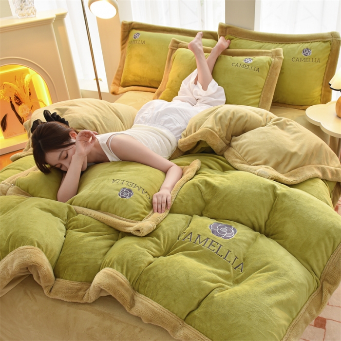 91家纺网 家纺一手货源 找家纺 笙意 新款加厚牛奶绒刺绣四件套-贝琳达系列 贝琳达-果绿+奶茶