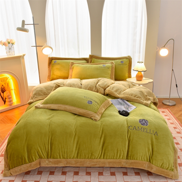 91家纺网 家纺一手货源 找家纺 笙意 新款加厚牛奶绒刺绣四件套-贝琳达系列 贝琳达-果绿+奶茶