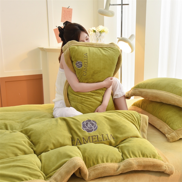 91家纺网 家纺一手货源 找家纺 笙意 新款加厚牛奶绒刺绣四件套-贝琳达系列 贝琳达-果绿+奶茶