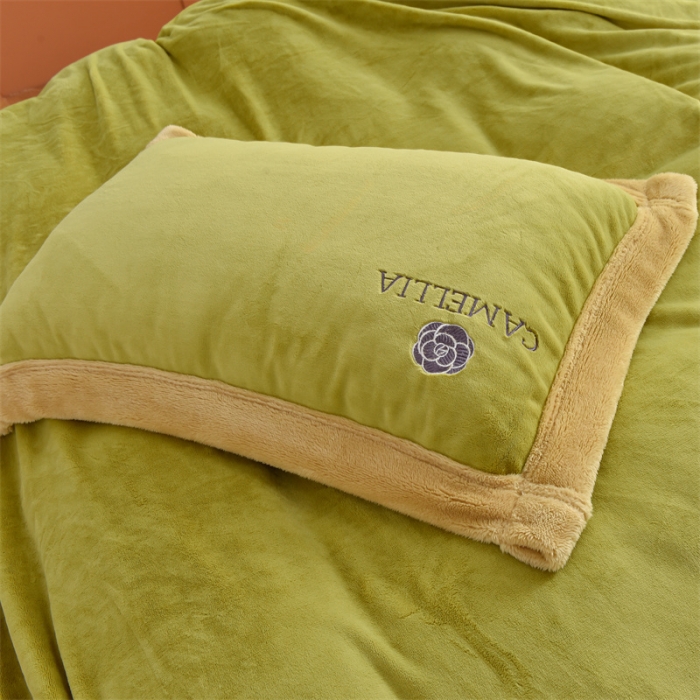 91家纺网 家纺一手货源 找家纺 笙意 新款加厚牛奶绒刺绣四件套-贝琳达系列 贝琳达-果绿+奶茶