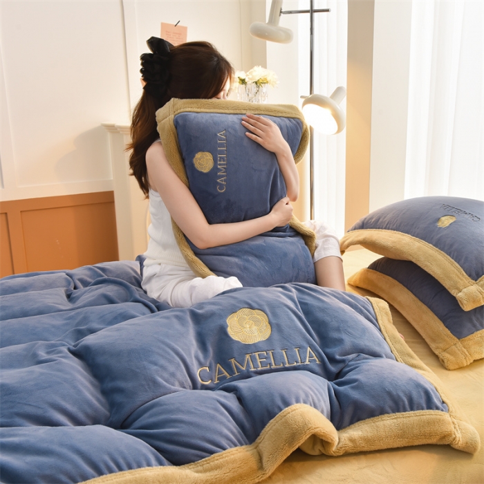 91家纺网 家纺一手货源 找家纺 笙意 新款加厚牛奶绒刺绣四件套-贝琳达系列贝琳达-宾利蓝+奶茶