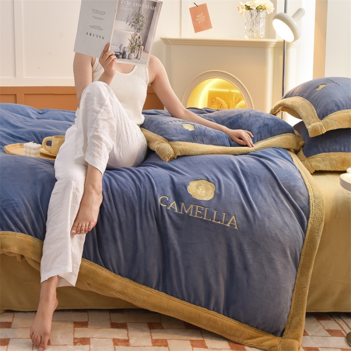 91家纺网 家纺一手货源 找家纺 笙意 新款加厚牛奶绒刺绣四件套-贝琳达系列贝琳达-宾利蓝+奶茶