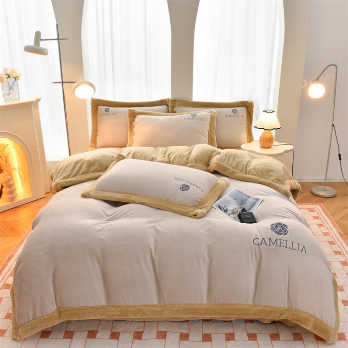 91家纺网 家纺一手货源 找家纺 笙意 新款加厚牛奶绒刺绣四件套-贝琳达系列 贝琳达-山灰+奶茶