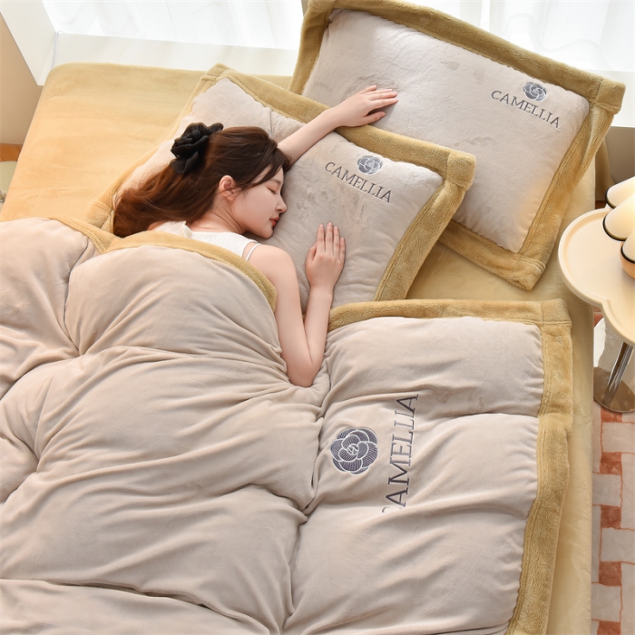 91家纺网 家纺一手货源 找家纺 笙意 新款加厚牛奶绒刺绣四件套-贝琳达系列 贝琳达-山灰+奶茶