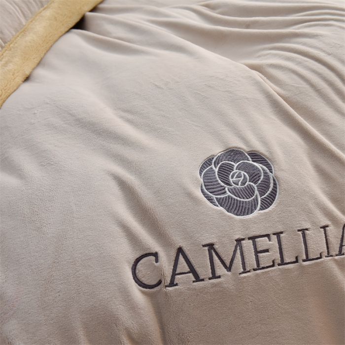 91家纺网 家纺一手货源 找家纺 笙意 新款加厚牛奶绒刺绣四件套-贝琳达系列 贝琳达-山灰+奶茶