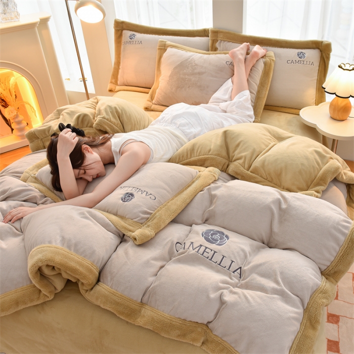 91家纺网 家纺一手货源 找家纺 笙意 新款加厚牛奶绒刺绣四件套-贝琳达系列 贝琳达-山灰+奶茶