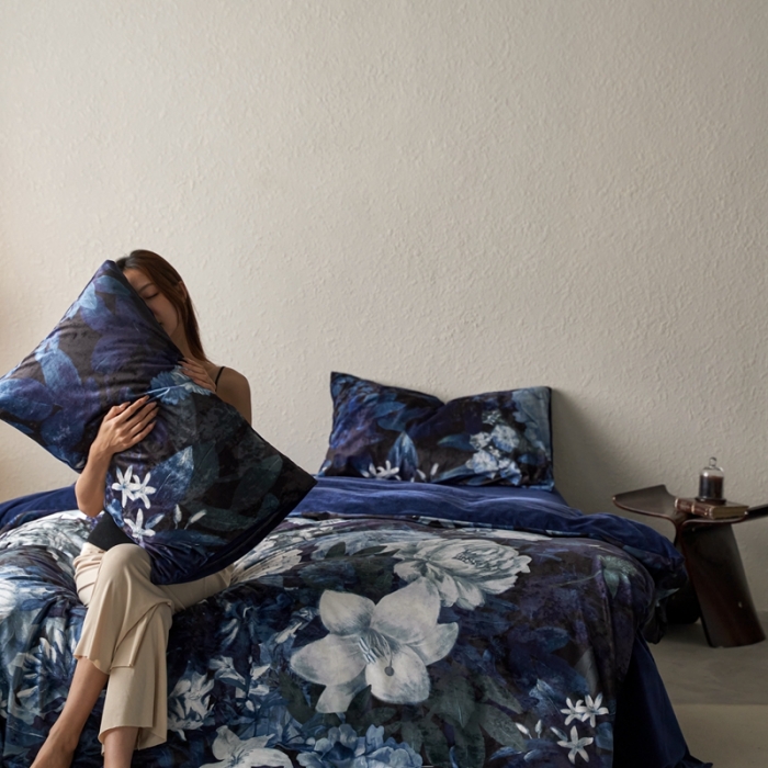 91家纺网 家纺一手货源 找家纺 安莱生活 2023秋冬新品数码印花绒四件套 花戎月影