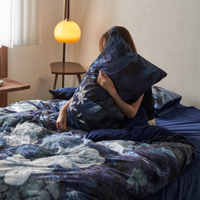 91家纺网 家纺一手货源 找家纺 安莱生活 2023秋冬新品数码印花绒四件套 花戎月影