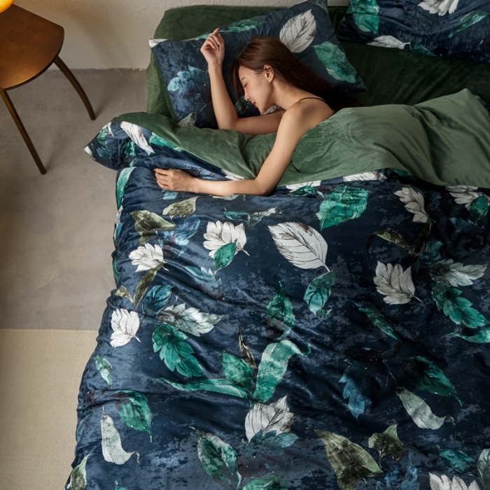 91家纺网 家纺一手货源 找家纺 安莱生活 2023秋冬新品数码印花绒四件套 蓝色鹅绒花