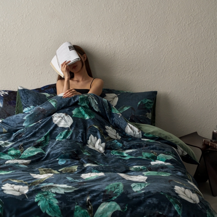 91家纺网 家纺一手货源 找家纺 安莱生活 2023秋冬新品数码印花绒四件套 蓝色鹅绒花