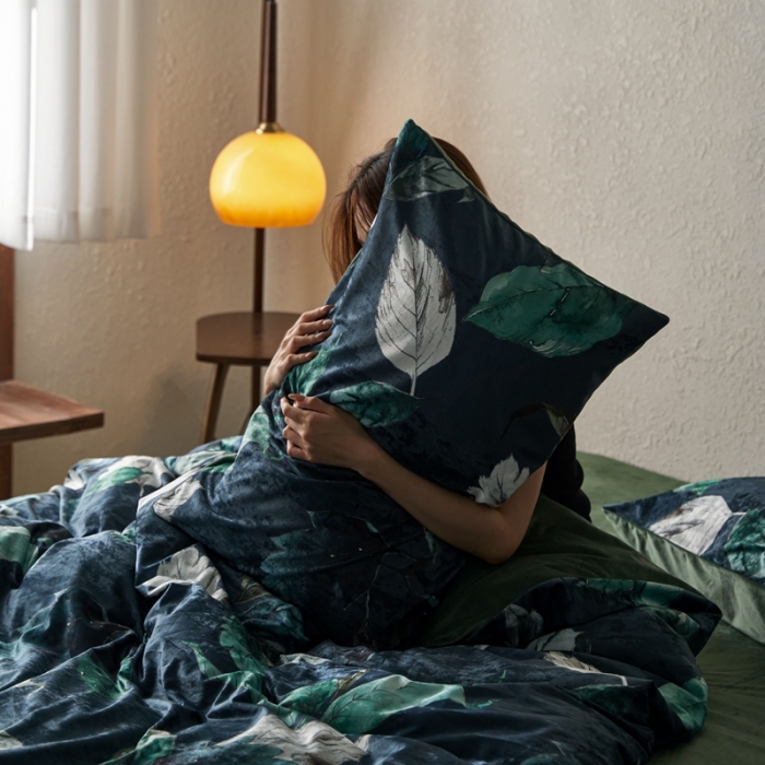 91家纺网 家纺一手货源 找家纺 安莱生活 2023秋冬新品数码印花绒四件套 蓝色鹅绒花