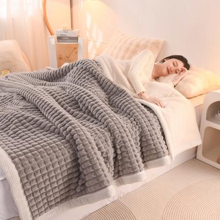 91家纺网 家纺一手货源 找家纺 印季 2024新款三层夹棉立体剪花兔毛绒毛毯（亮场景） 浅灰