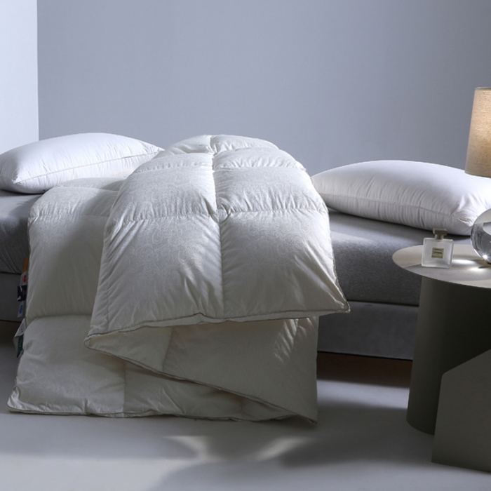 91家纺网 家纺一手货源 找家纺 俏企鹅 2025新款女王款铂金丝鹅绒被 女王鹅绒被典雅白