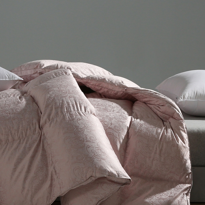 91家纺网 家纺一手货源 找家纺 俏企鹅 2025新款女王款铂金丝鹅绒被 女王鹅绒被豆沙红