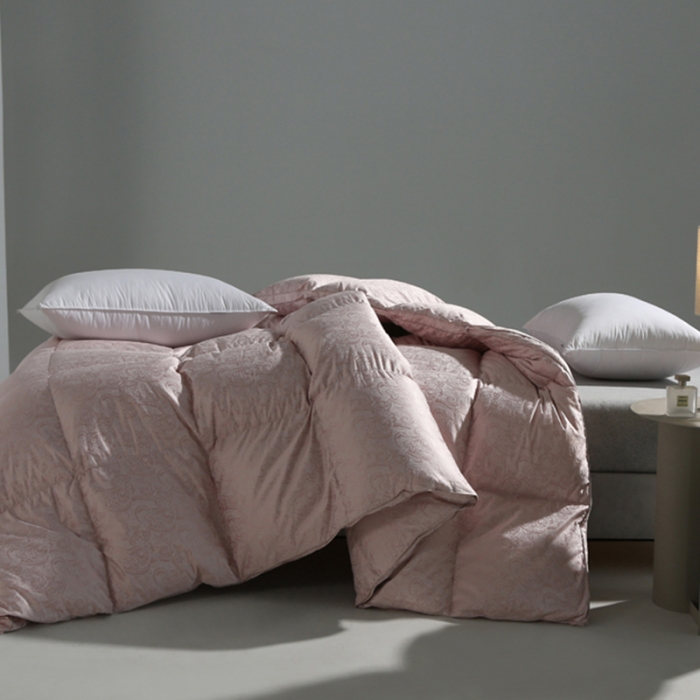 91家纺网 家纺一手货源 找家纺 俏企鹅 2025新款女王款铂金丝鹅绒被 女王鹅绒被豆沙红