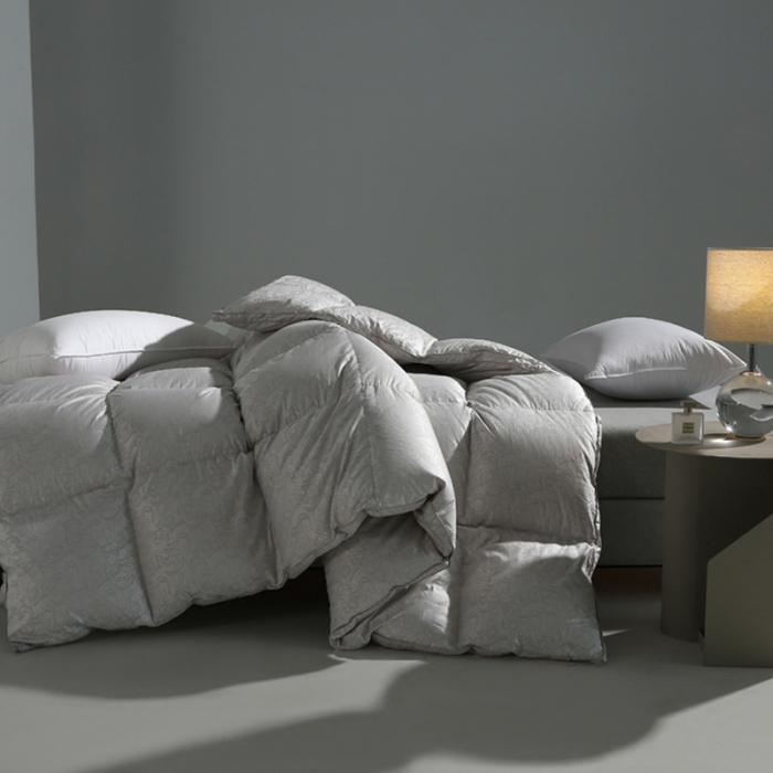 91家纺网 家纺一手货源 找家纺 俏企鹅 2025新款女王款铂金丝鹅绒被 女王鹅绒被金属灰