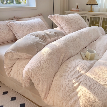 91家纺网 家纺一手货源 找家纺 （总）昊川 2024新款直播爆款230g短毛兔绒牛奶绒立体雕花四件套