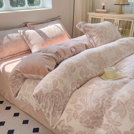 91家纺网 家纺一手货源 找家纺 （总）昊川 2024新款直播爆款230g短毛兔绒牛奶绒立体雕花四件套