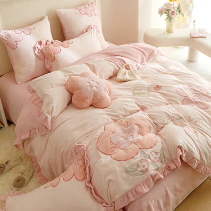 91家纺网 家纺一手货源 找家纺 绒梦里2025新品加厚韩版贴布绣牛奶绒四件套兔毛绒法莱绒保暖套件