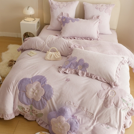 91家纺网 家纺一手货源 找家纺 绒梦里2025新品加厚韩版贴布绣牛奶绒四件套兔毛绒法莱绒保暖套件