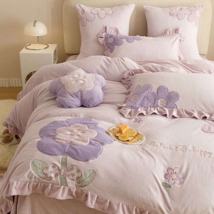 91家纺网 家纺一手货源 找家纺 （总）绒梦里2025新品加厚韩版贴布绣牛奶绒四件套兔毛绒法莱绒保暖套件