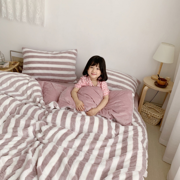 91家纺网 家纺一手货源 找家纺 萝莉家纺 2023新款ins小清新兔兔绒牛奶绒四件套 豆沙条纹