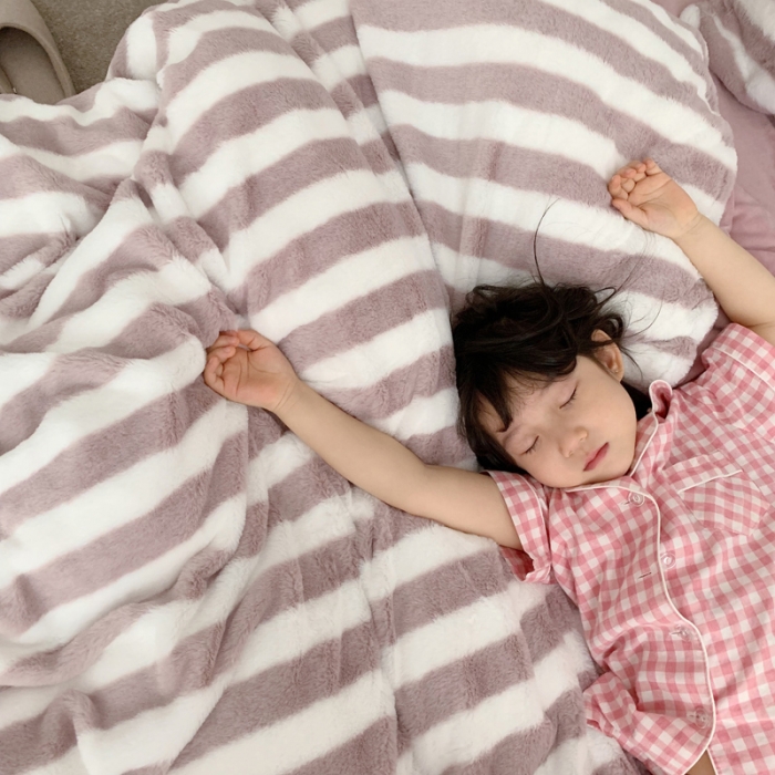 91家纺网 家纺一手货源 找家纺 萝莉家纺 2023新款ins小清新兔兔绒牛奶绒四件套 豆沙条纹