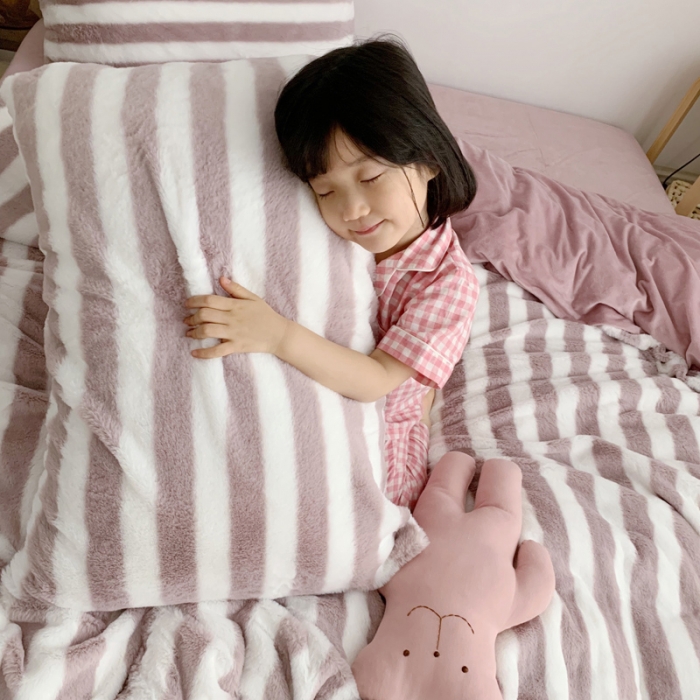 91家纺网 家纺一手货源 找家纺 萝莉家纺 2023新款ins小清新兔兔绒牛奶绒四件套 豆沙条纹