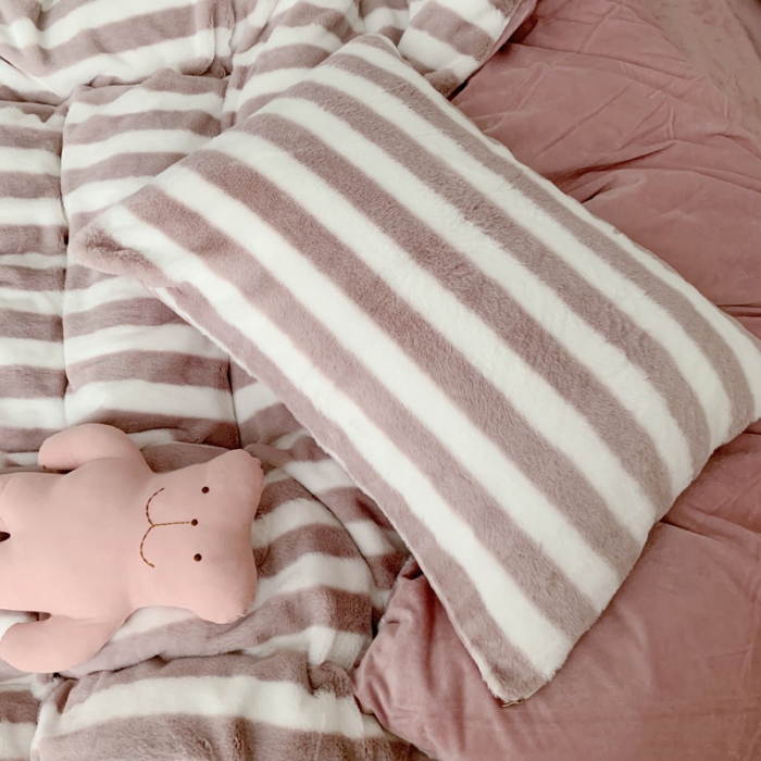 91家纺网 家纺一手货源 找家纺 萝莉家纺 2023新款ins小清新兔兔绒牛奶绒四件套 豆沙条纹