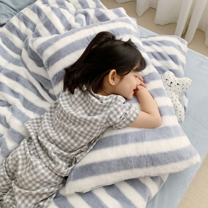 91家纺网 家纺一手货源 找家纺 萝莉家纺 2023新款ins小清新兔兔绒牛奶绒四件套 蓝条纹