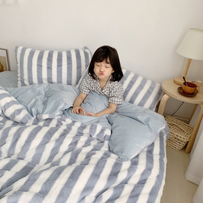 91家纺网 家纺一手货源 找家纺 萝莉家纺 2023新款ins小清新兔兔绒牛奶绒四件套 蓝条纹