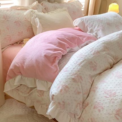 91家纺网 家纺一手货源 找家纺 桃子家居 2023新款A类高克重ins花边3D立体韩版牛奶绒四件套 绒烂花-温妮粉玉