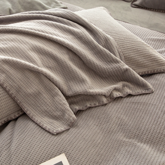 91家纺网 家纺一手货源 找家纺 邦妮 2024新款华夫格牛奶绒贝壳边四件套 华夫格-高级灰