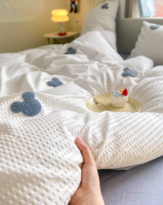 91家纺网 家纺一手货源 找家纺 眠帛家居 2024新款华夫格迪士尼米奇毛巾绣系列 米奇蓝灰