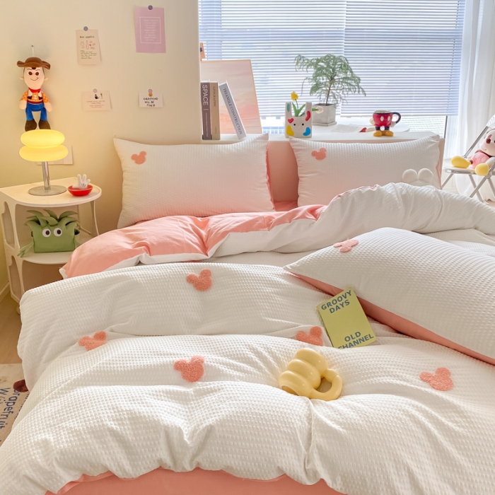 91家纺网 家纺一手货源 找家纺 眠帛家居 2024新款华夫格迪士尼米奇毛巾绣系列 米奇粉