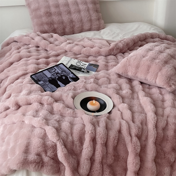 91家纺网 家纺一手货源 找家纺 （总）潘朵拉 2023新款550g兔兔绒被套毛毯