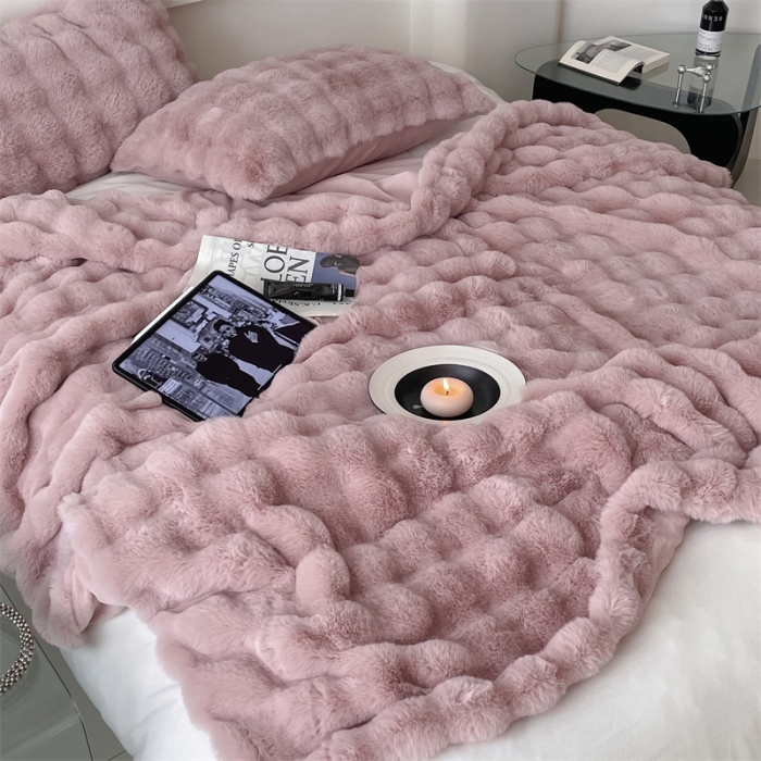 91家纺网 家纺一手货源 找家纺 （总）潘朵拉 2023新款550g兔兔绒被套毛毯