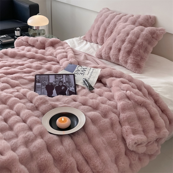 91家纺网 家纺一手货源 找家纺 （总）潘朵拉 2023新款550g兔兔绒被套毛毯