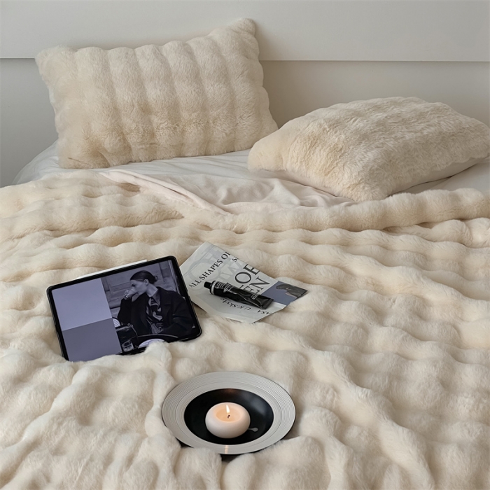 91家纺网 家纺一手货源 找家纺 潘朵拉 2023新款550g兔兔绒被套毯 兔兔绒被套毯奶白