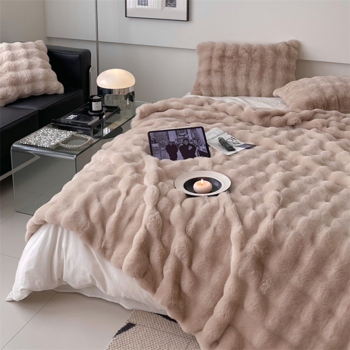 91家纺网 家纺一手货源 找家纺 潘朵拉 2023新款550g兔兔绒被套毯 兔兔绒被套毯奶咖