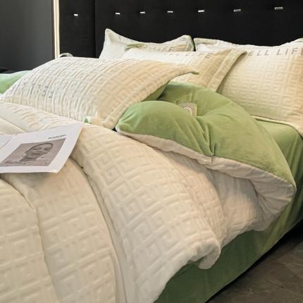 91家纺网 家纺一手货源 找家纺 2025新款230G全消光牛奶绒刺绣床盖四件套-莱卡系列 优雅白+绿