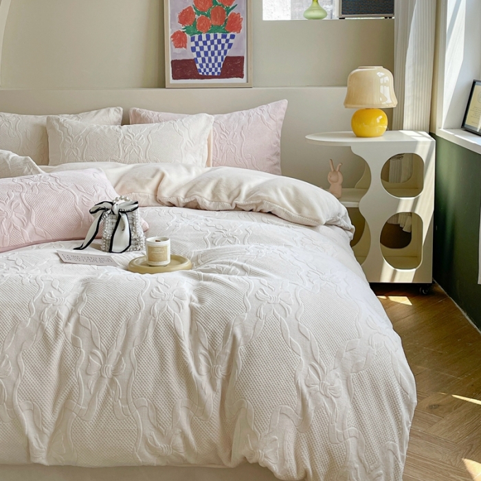 91家纺网 家纺一手货源 找家纺 六巷胡同  2023新款韩系ins小香风蝴蝶结牛奶绒四件套 茉莉白