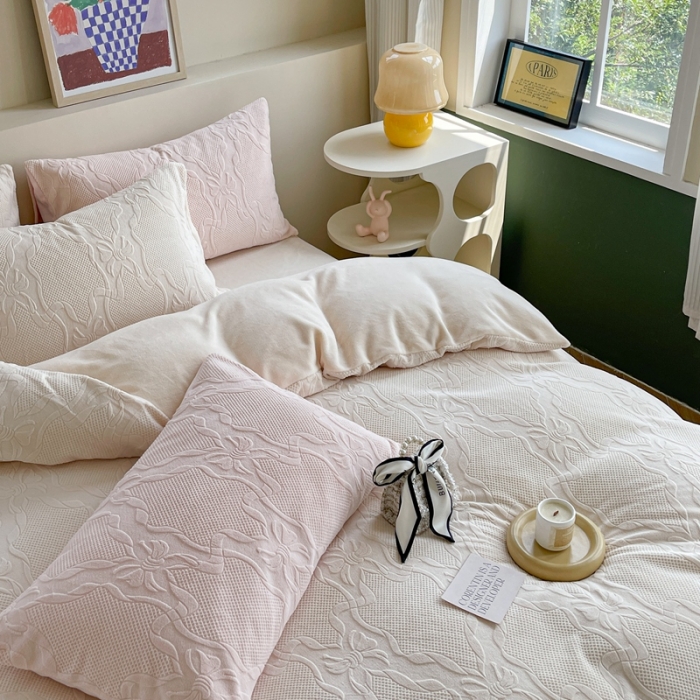 91家纺网 家纺一手货源 找家纺 六巷胡同  2023新款韩系ins小香风蝴蝶结牛奶绒四件套 茉莉白