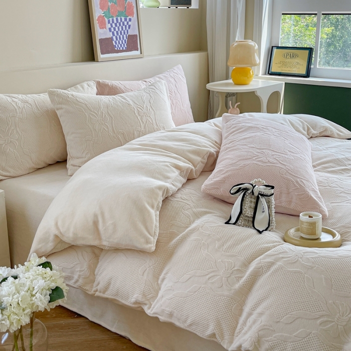 91家纺网 家纺一手货源 找家纺 六巷胡同  2023新款韩系ins小香风蝴蝶结牛奶绒四件套 茉莉白